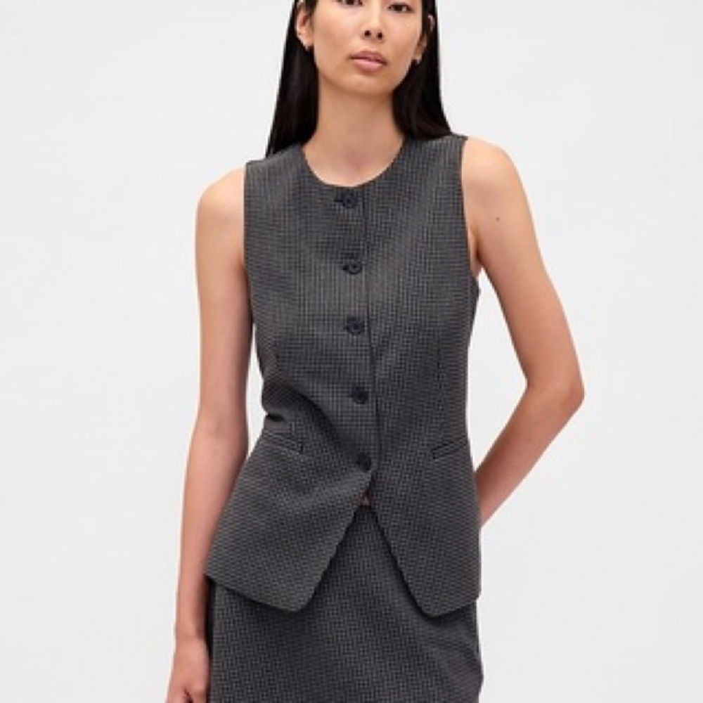 GAP High-Neck Vest in Black Plaid - Size Medium